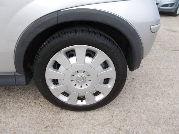 2005 Vauxhall Corsa 1.2 i 16v Design image 9