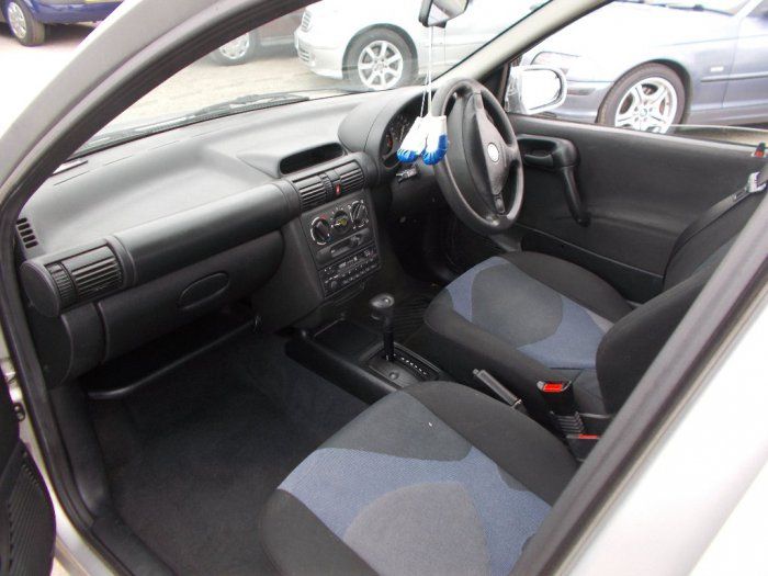1999 Vauxhall Corsa 1.2 i 16v Club image 4