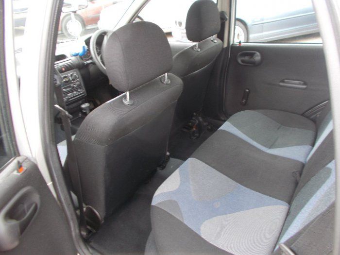 1999 Vauxhall Corsa 1.2 i 16v Club image 6