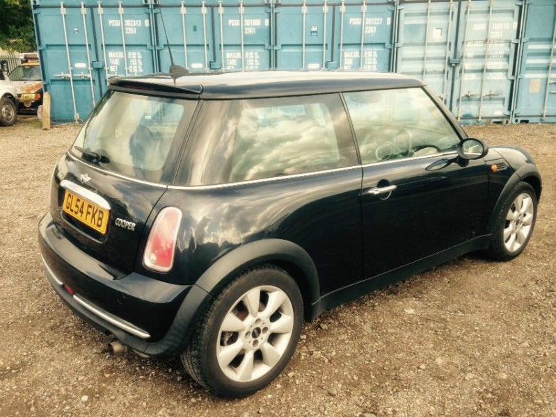 2004 MINI One 1.6 Cooper Hatchback image 2