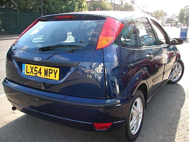 2004 Ford Focus 1.6 Zetec 5dr Automatic image 3
