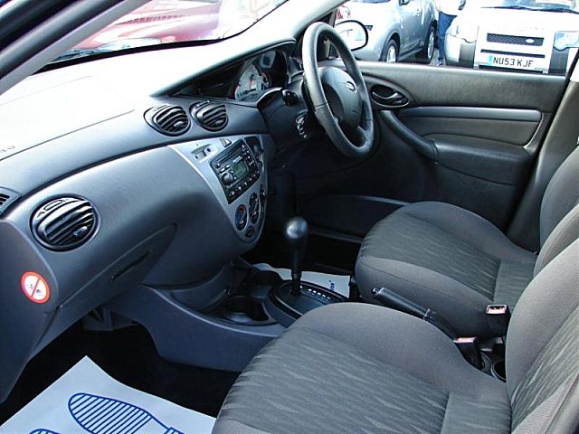 2004 Ford Focus 1.6 Zetec 5dr Automatic image 4