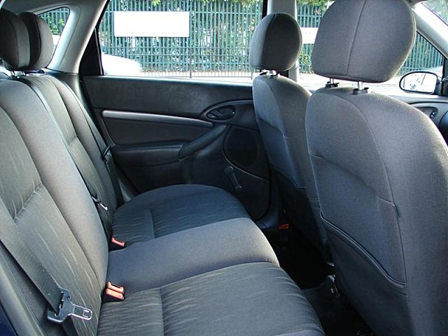 2004 Ford Focus 1.6 Zetec 5dr Automatic image 5