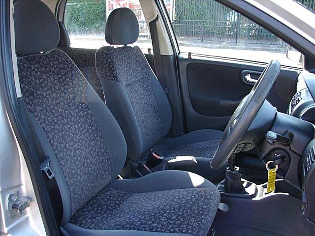 2003 Vauxhall Corsa 1.0 i 12v Elegance 5dr image 5