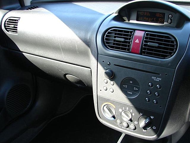 2003 Vauxhall Corsa 1.0 i 12v Elegance 5dr image 6