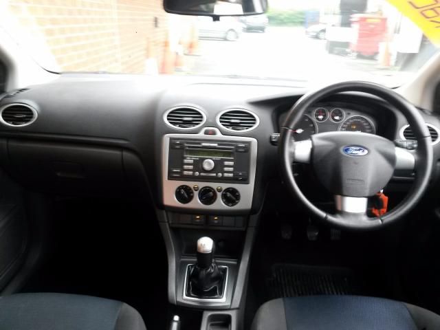 2007 FORD FOCUS 1.6 ZETEC CLIMATE 5d image 6