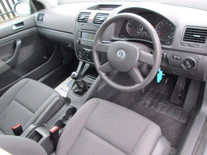 2004 Volkswagen Golf 1.6 S FSI 5dr image 5