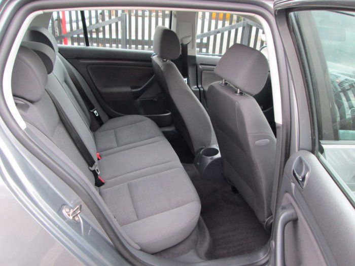 2004 Volkswagen Golf 1.6 S FSI 5dr image 6