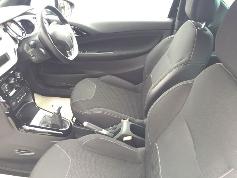 2011 Citroen DS3 BLACK AND WHITE image 5