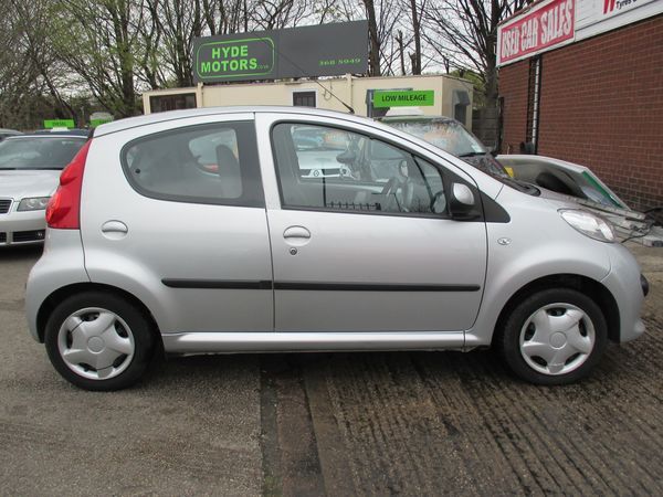 2008 PEUGEOT 107 1.0 Urban image 1