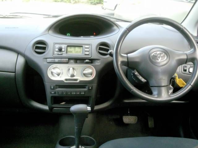 2004 TOYOTA YARIS 1.3 VVT-i T Spirit Auto image 5