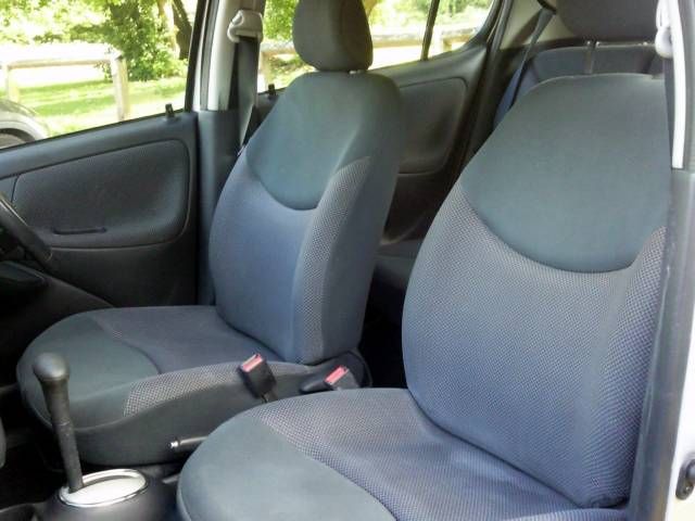 2004 TOYOTA YARIS 1.3 VVT-i T Spirit Auto image 6