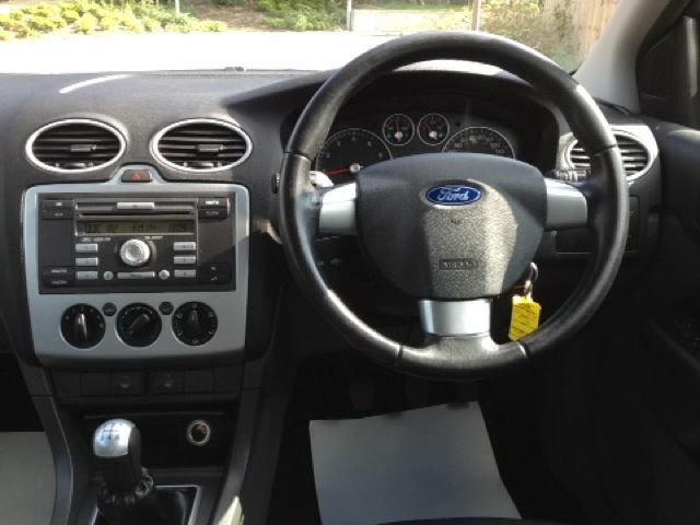 2006 FORD FOCUS 1.6 ZETEC CLIMATE 5d image 6