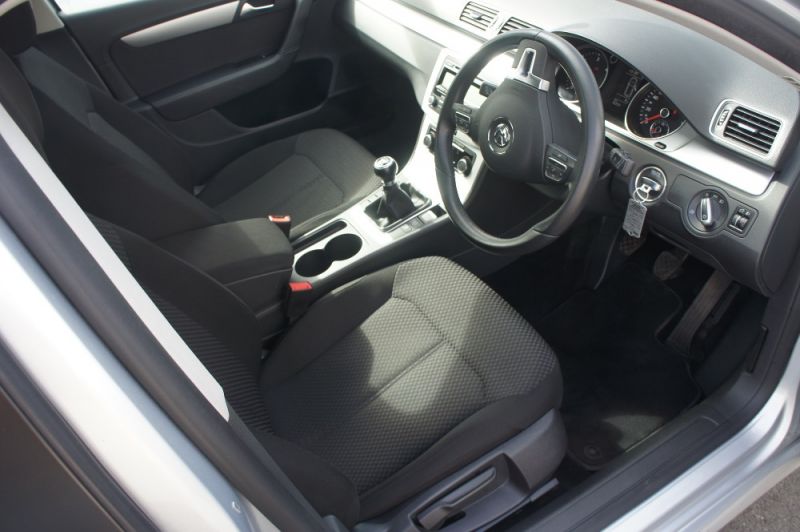 2012 VOLKSWAGEN PASSAT S TDI image 5
