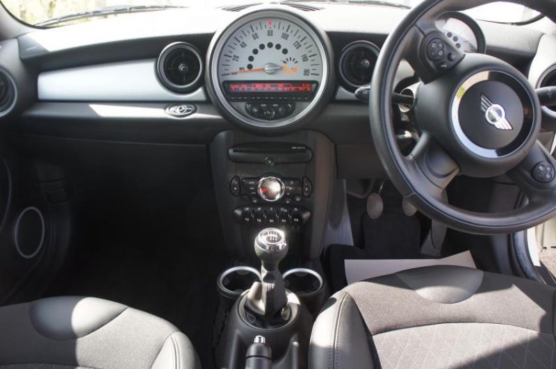 2010 MINI CONVERTIBLE COOPER image 5