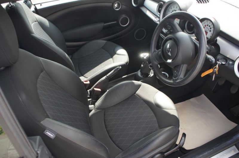 2010 MINI CONVERTIBLE COOPER image 7