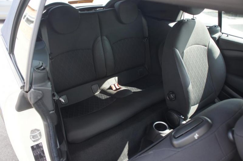 2010 MINI CONVERTIBLE COOPER image 8