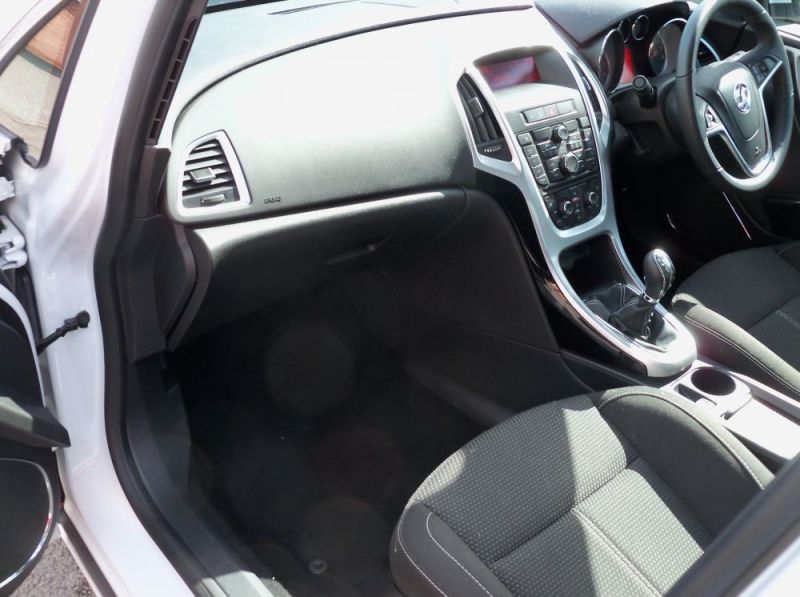 2012 Vauxhall ASTRA 1.6 SRI image 6