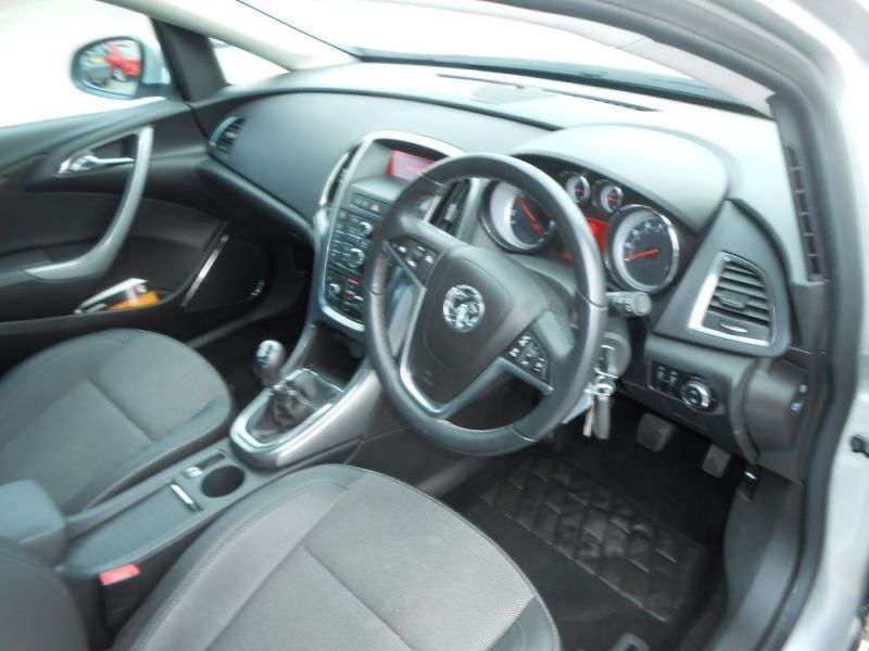 2012 Vauxhall Astra 2.0 CDTi ecoFLEX 16v SE image 4