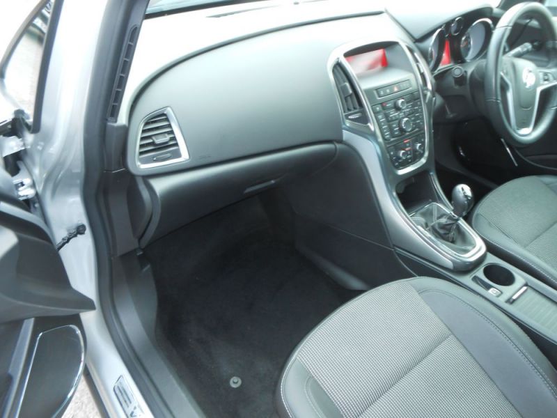 2012 Vauxhall Astra 2.0 CDTi ecoFLEX 16v SE image 6