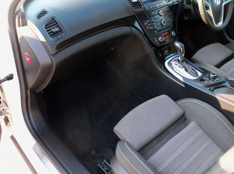 2011 Vauxhall Insignia 2.0 CDTi 16v SRi 5dr image 5