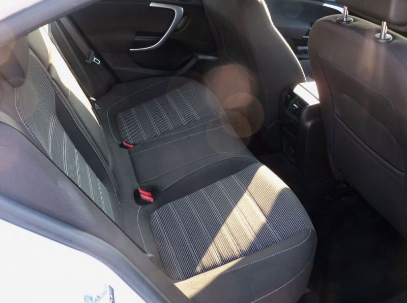 2011 Vauxhall Insignia 2.0 CDTi 16v SRi 5dr image 6