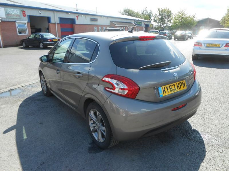 2013 Peugeot 208 1.4 HDi FAP Allure 5dr image 3