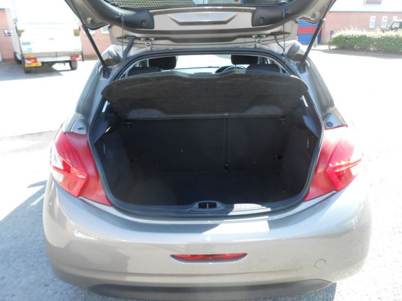 2013 Peugeot 208 1.4 HDi FAP Allure 5dr image 5