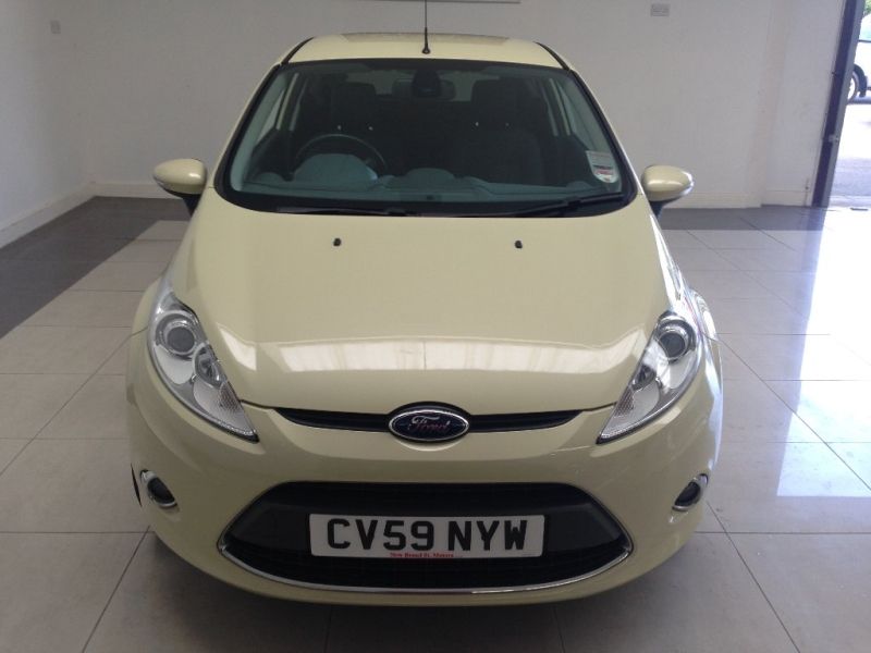 2009 Ford Fiesta Titanium image 2