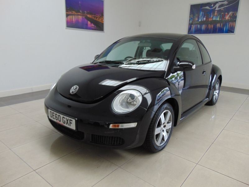 2010 Volkswagen Beetle Luna 8V image 1