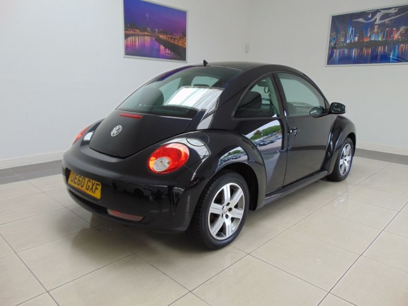 2010 Volkswagen Beetle Luna 8V image 3