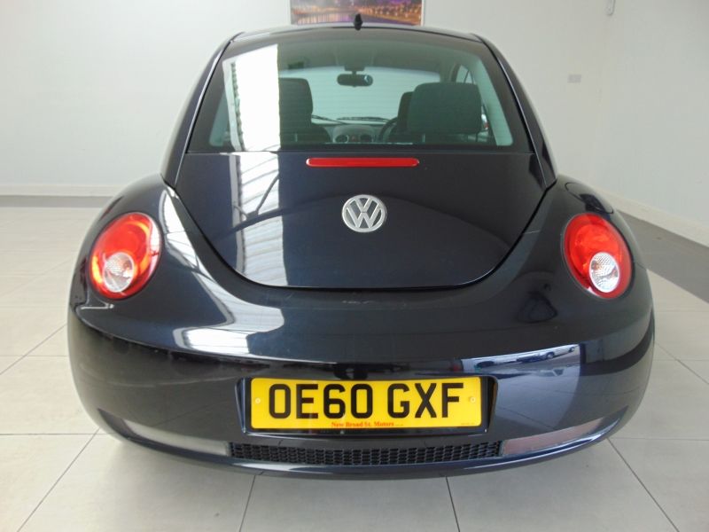 2010 Volkswagen Beetle Luna 8V image 4