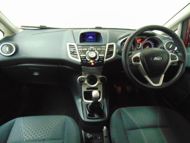 2012 Ford Fiesta Titanium image 5