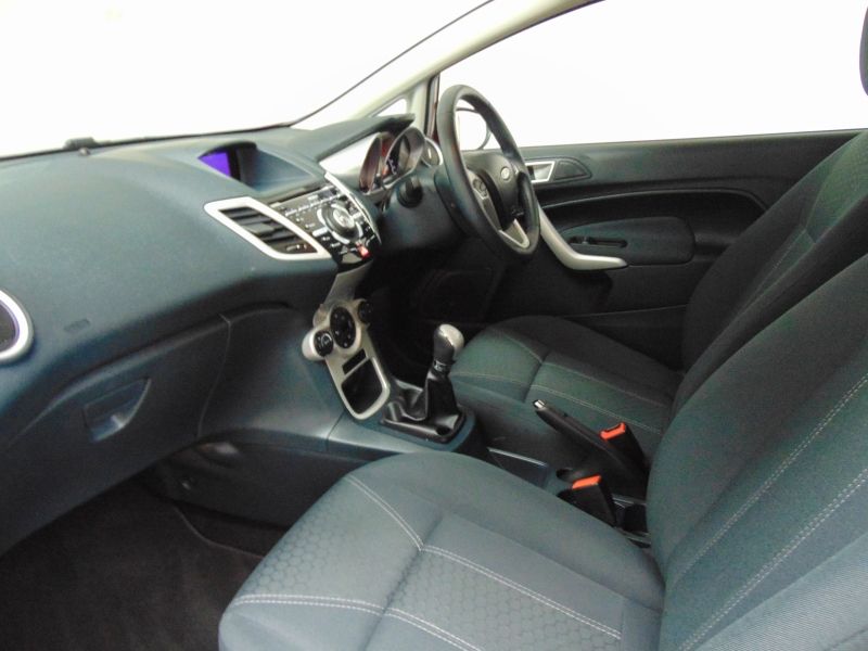 2012 Ford Fiesta Titanium image 6