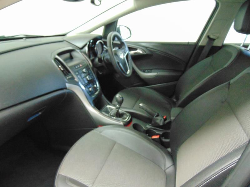 2012 Vauxhall Astra Se image 5