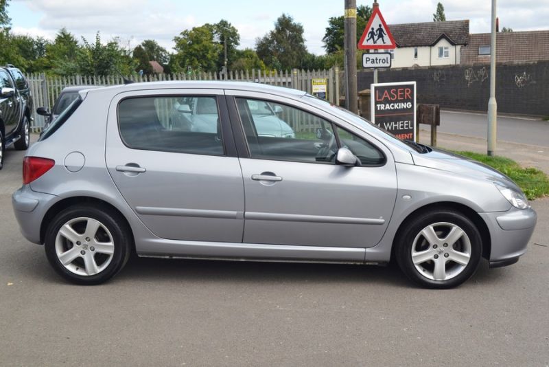 2004 Peugeot 307 1.6 HDi S image 1