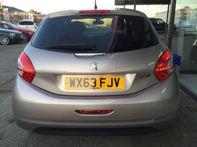 2013 PEUGEOT 208 1.2 ALLURE 5d image 3