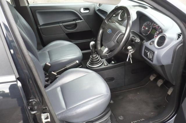 2006 FORD FIESTA 1.4 GHIA 16V 5d image 5