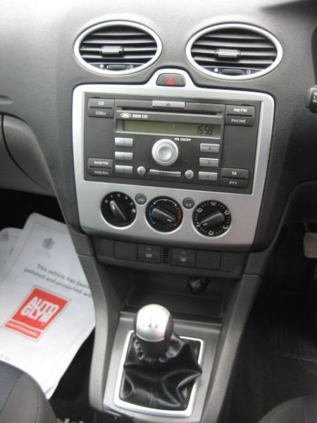 2005 FORD Focus 1.6 Zetec Climate image 6