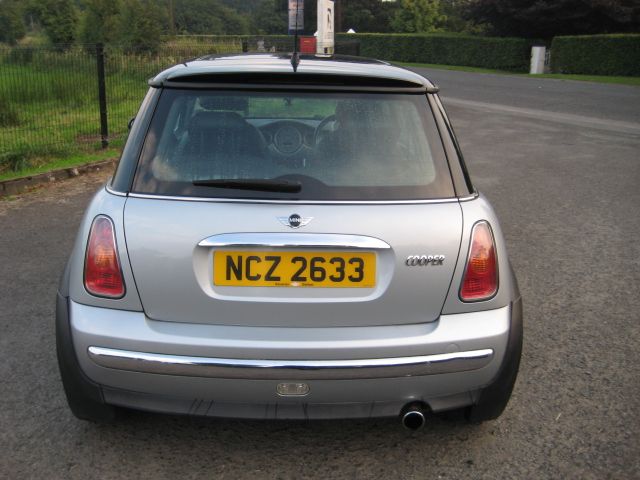 2002 MINI Cooper 1.6 image 2