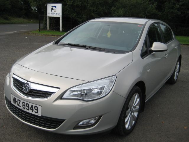 2010 VAUXHALL Astra 1.4 Exclusiv image 3