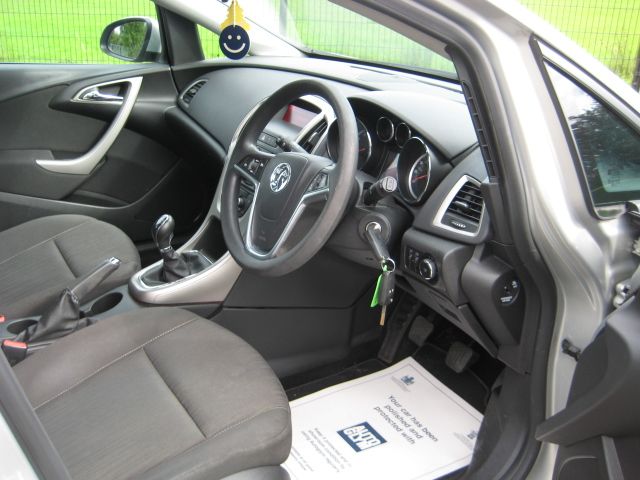 2010 VAUXHALL Astra 1.4 Exclusiv image 4