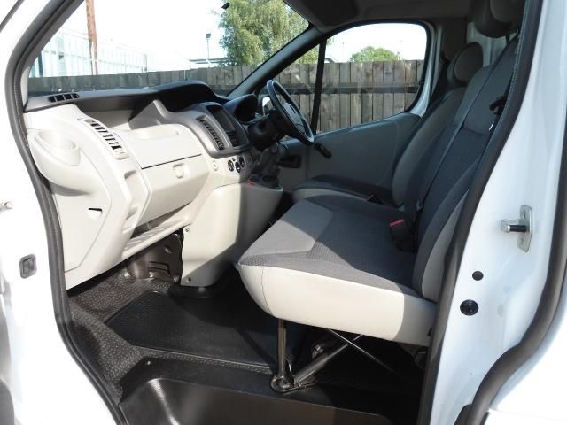 2011 VAUXHALL VIVARO 2.0 2700 CDTI image 6