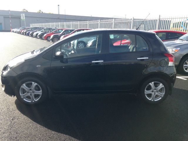 2010 Toyota Yaris image 2