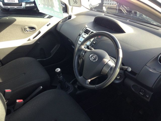 2010 Toyota Yaris image 4