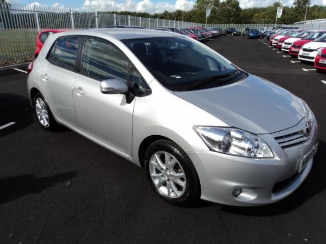 2011 Toyota Auris image 1