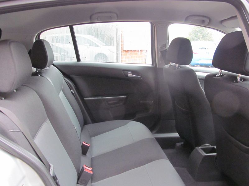 2005 Vauxhall Astra Club 1.8i 16v Automatic image 5
