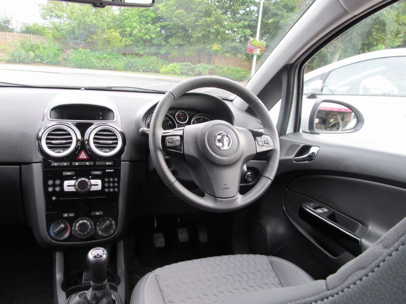 2015 Vauxhall Corsa SE 1.4i 5Dr image 4