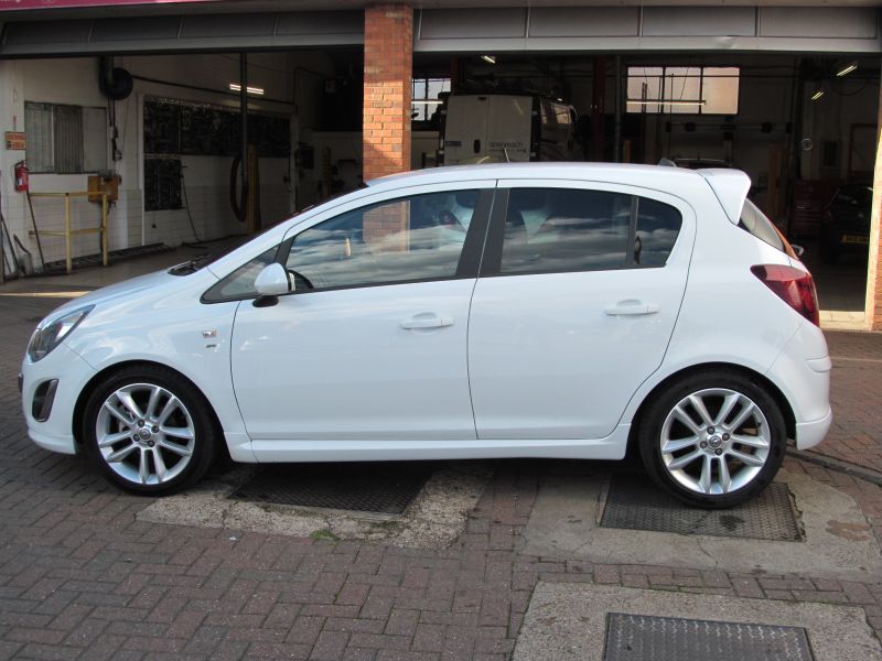 2015 Vauxhall Corsa SRi 1.4i 5 Dr image 2