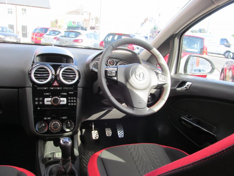 2015 Vauxhall Corsa SRi 1.4i 5 Dr image 4